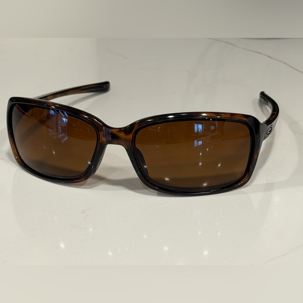 Oakley Polarized Women's Dispute Tortoiseshell Sunglasses with Original Case - Picture 3 of 8